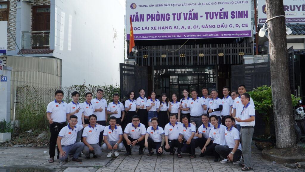 Kinh nghiệm chọn trung tâm học lái xe uy tín – Tránh bị “chặt chém”. 1 hoc-lai-xe