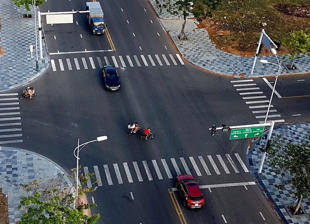 Học Lái Xe Ô Tô: Bạn Đã Biết Luật Ưu Tiên Tại Ngã Tư – Ngã Ba 1 hoc-lai-xe-o-to