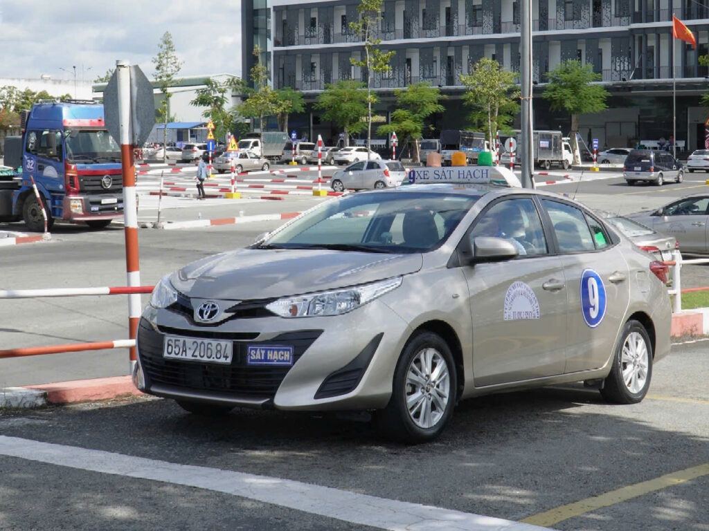 Đào tạo lái xe: Kinh nghiệm thi bài dừng xe ngang dốc 1 dao-tao-lai-xe