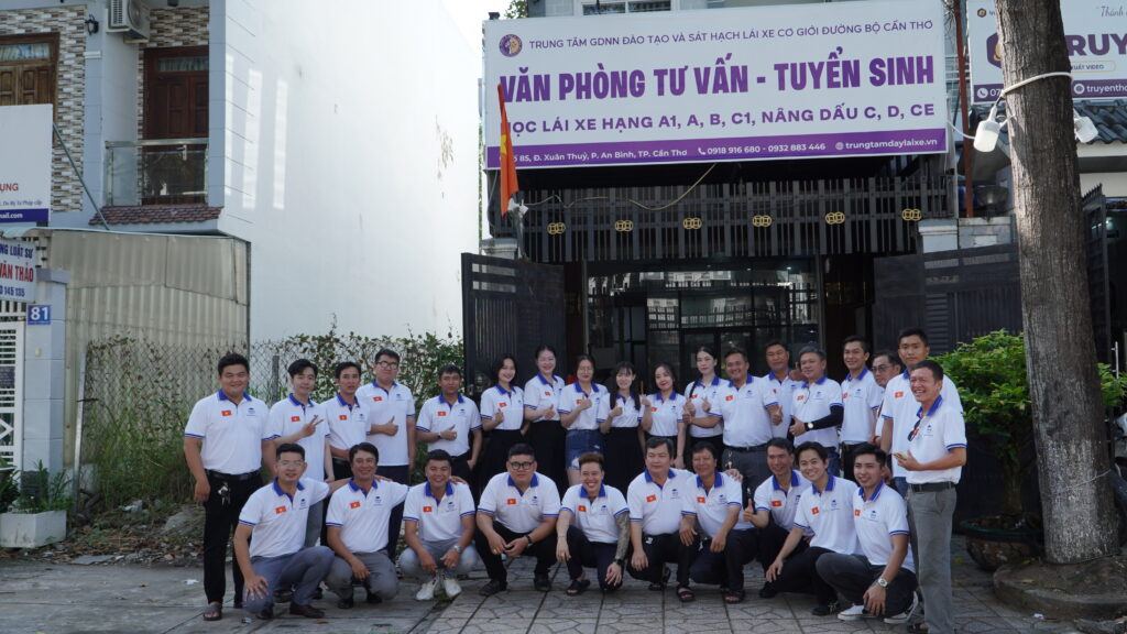 Sự khác biệt giữa trung tâm đào tạo lái xe uy tín và đơn vị môi giới: Năng lực đào tạo và tính minh bạch quyết định sự an toàn pháp lý cho học viên 1 dao-tao-lai-xe