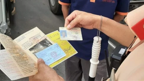 TƯỚC GPLX VÀ THU HỒI GPLX: KHÁC NHAU THẾ NÀO VÀ NHỮNG HIỂU LẦM PHỔ BIẾN CỦA TÀI XẾ 1 GPLX